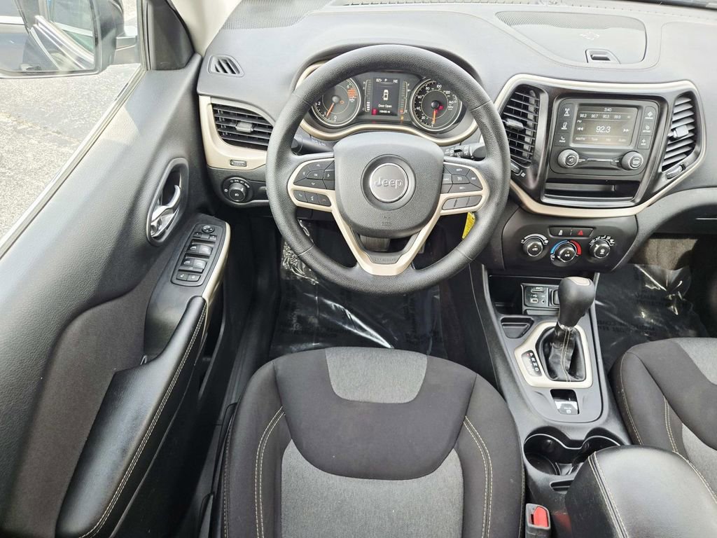 Used 2018 Jeep Cherokee Latitude FWD image 10