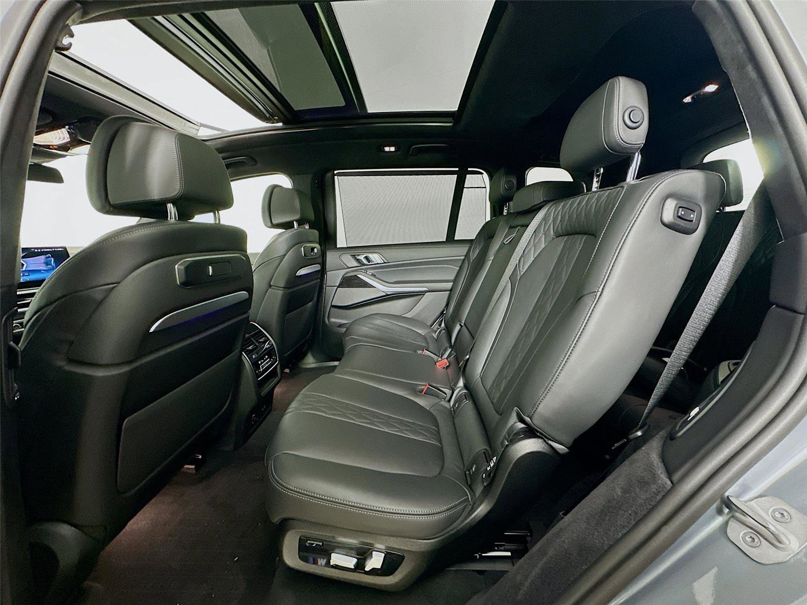 Used 2025 BMW X7 M60i w/ Executive Package image 26