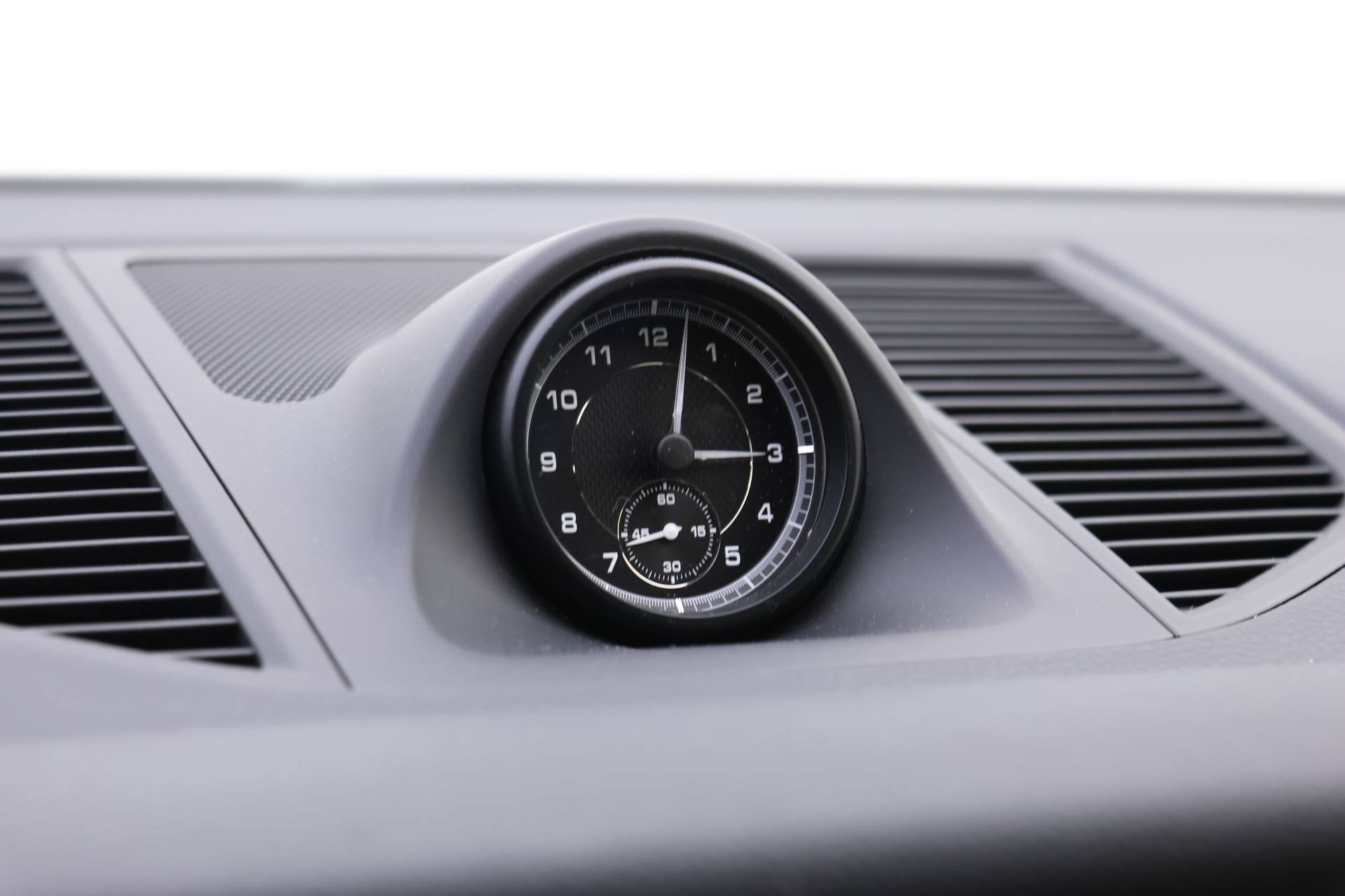 Used 2025 Porsche Macan image 12