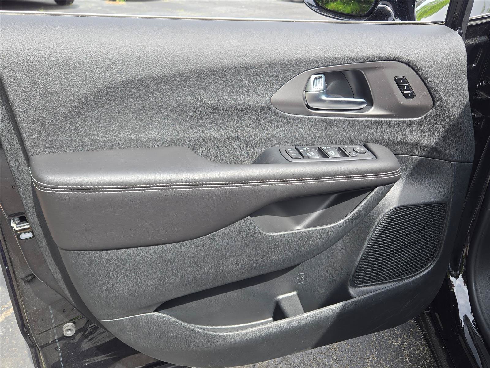 New 2027 Chrysler Pacifica Select FWD image 23