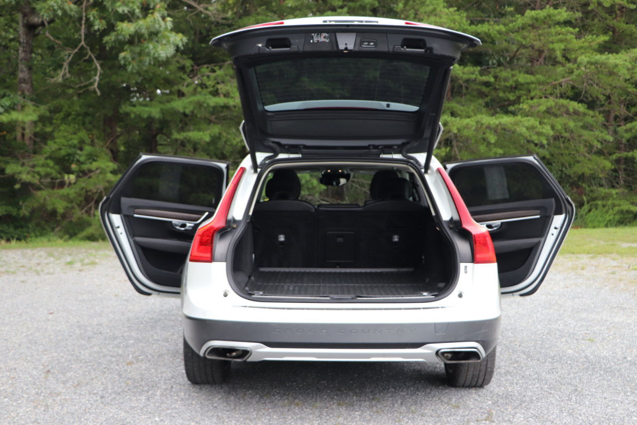 Used 2020 Volvo V90 T6 Cross Country image 7