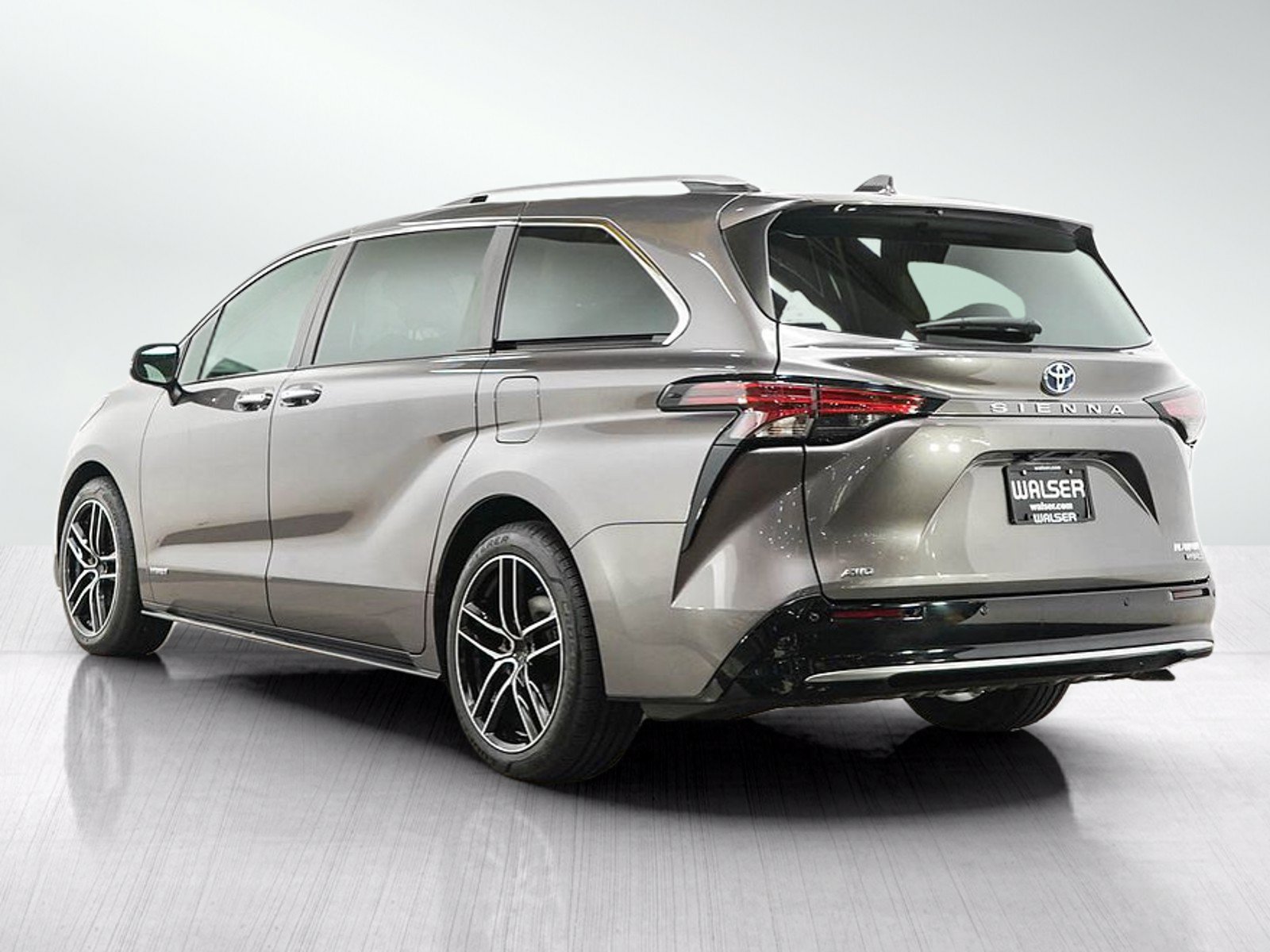 Used 2021 Toyota Sienna Platinum AWD/4WD image 3