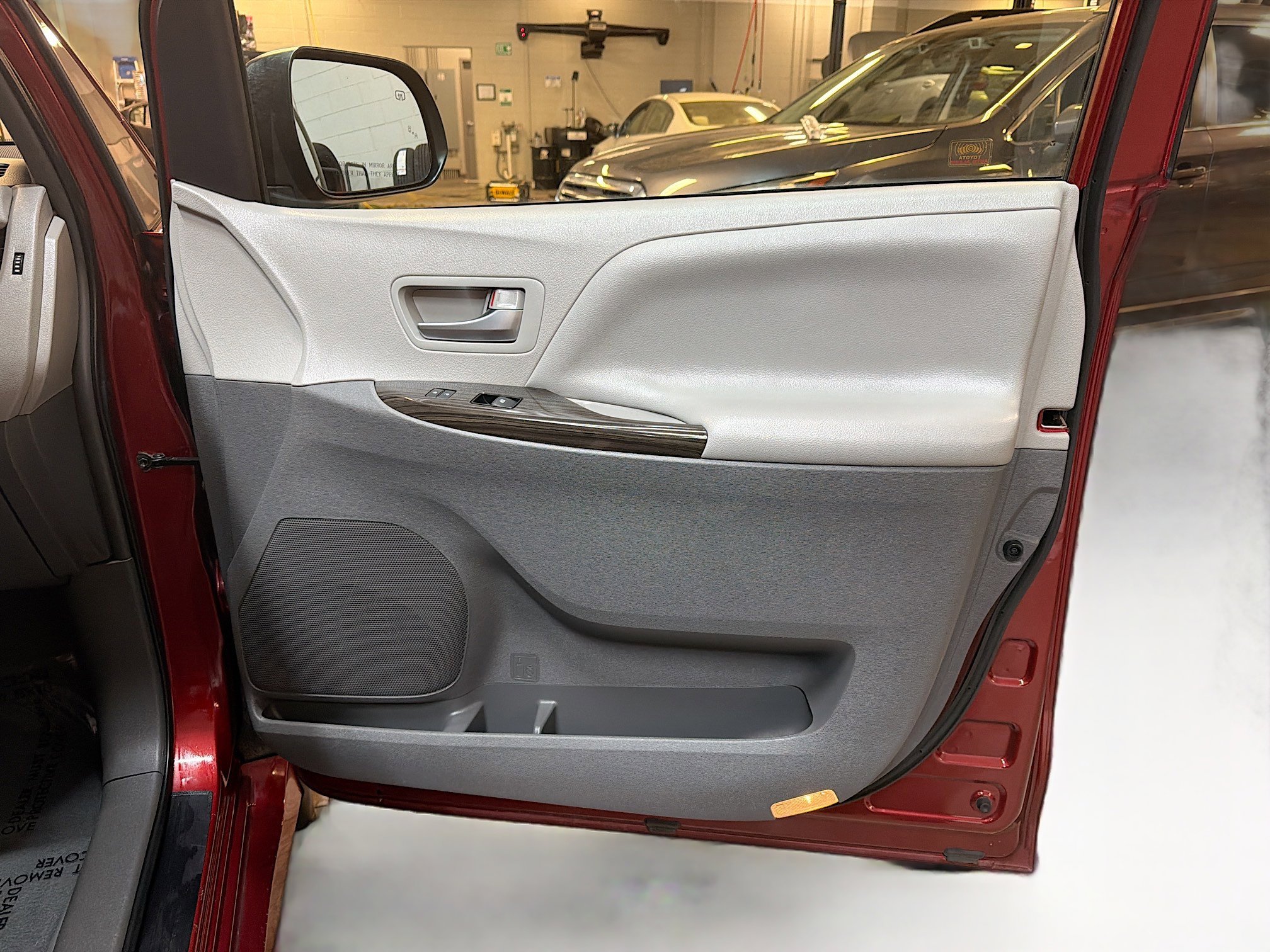 Used 2019 Toyota Sienna XLE image 36