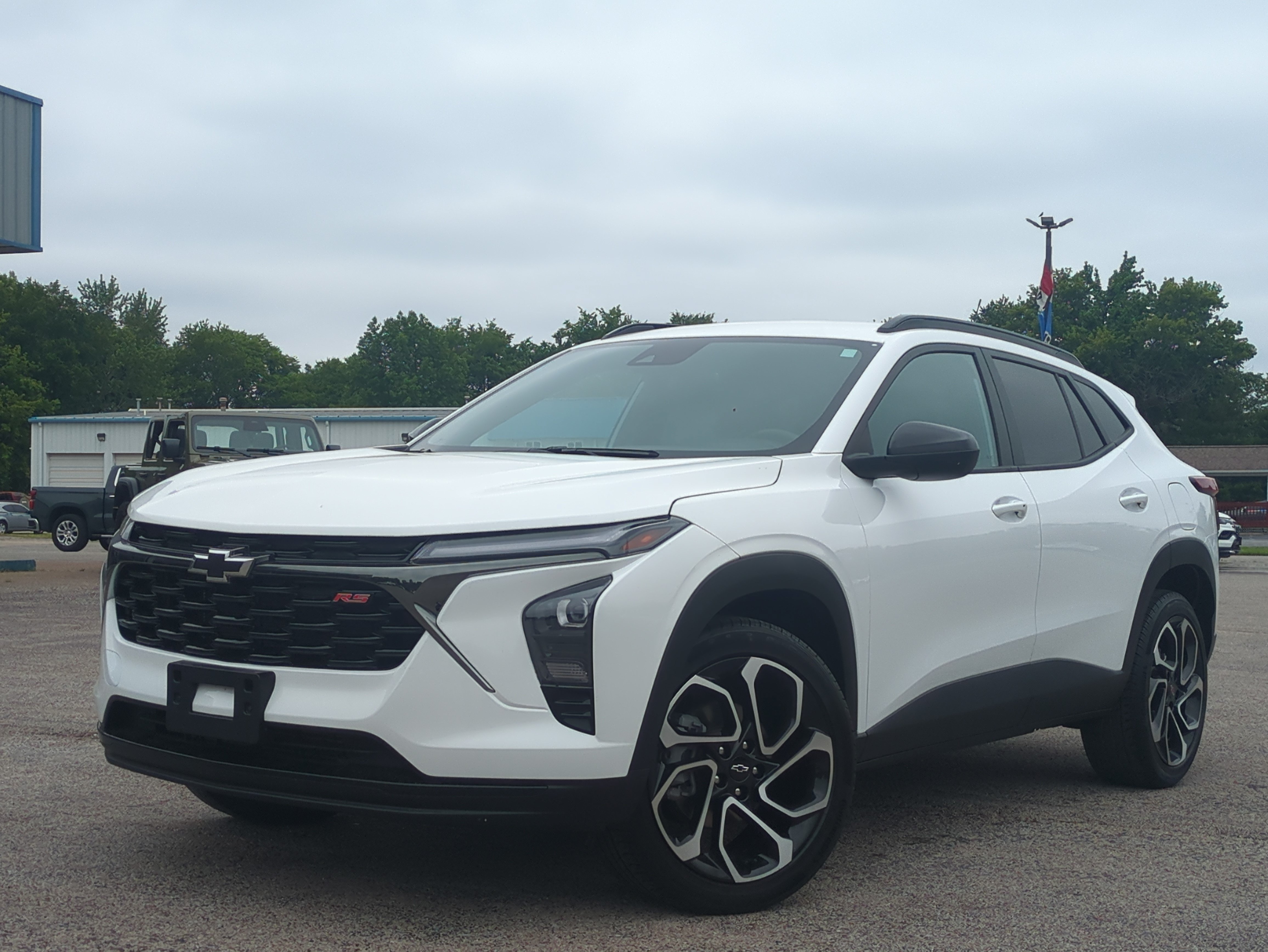 Used 2024 Chevrolet Trax RS FWD image 1