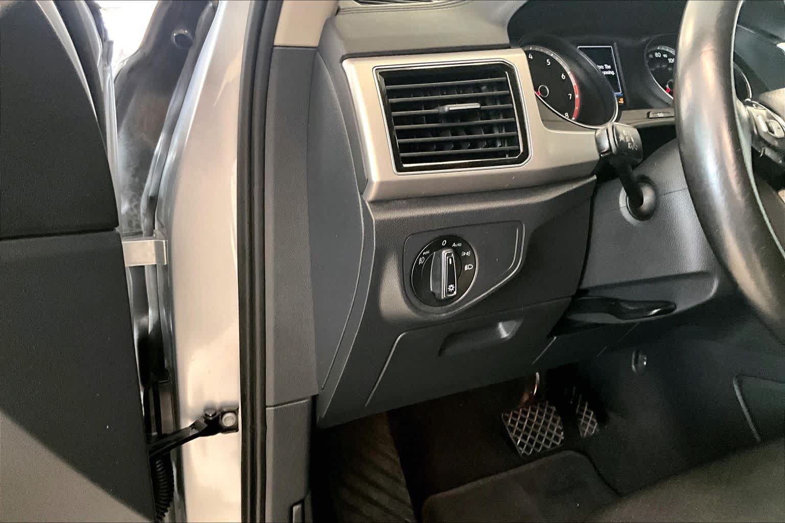 Used 2018 Volkswagen Atlas SEL FWD image 30