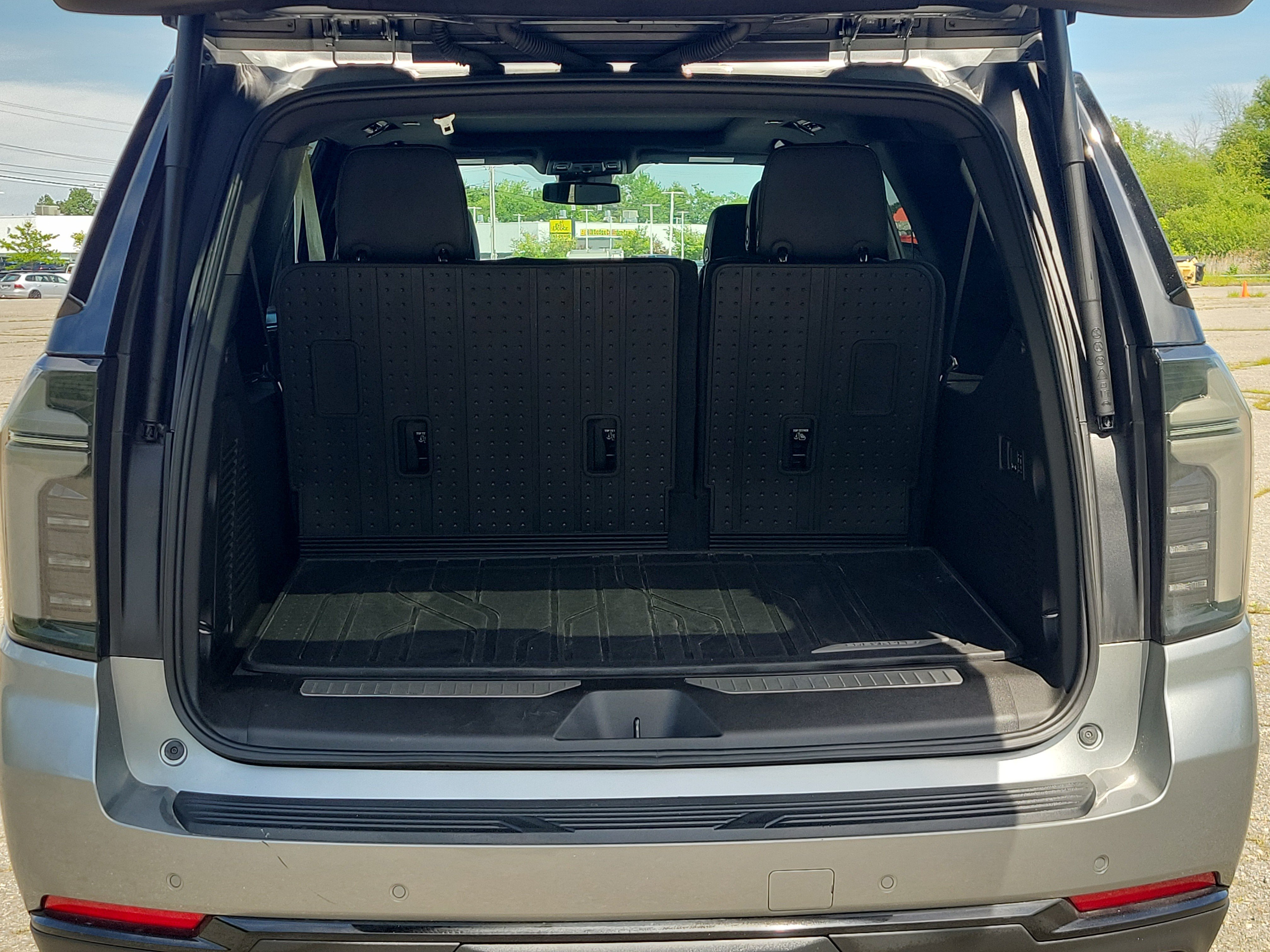 Used 2025 Chevrolet Suburban RST w/ Comfort Package AWD/4WD image 18