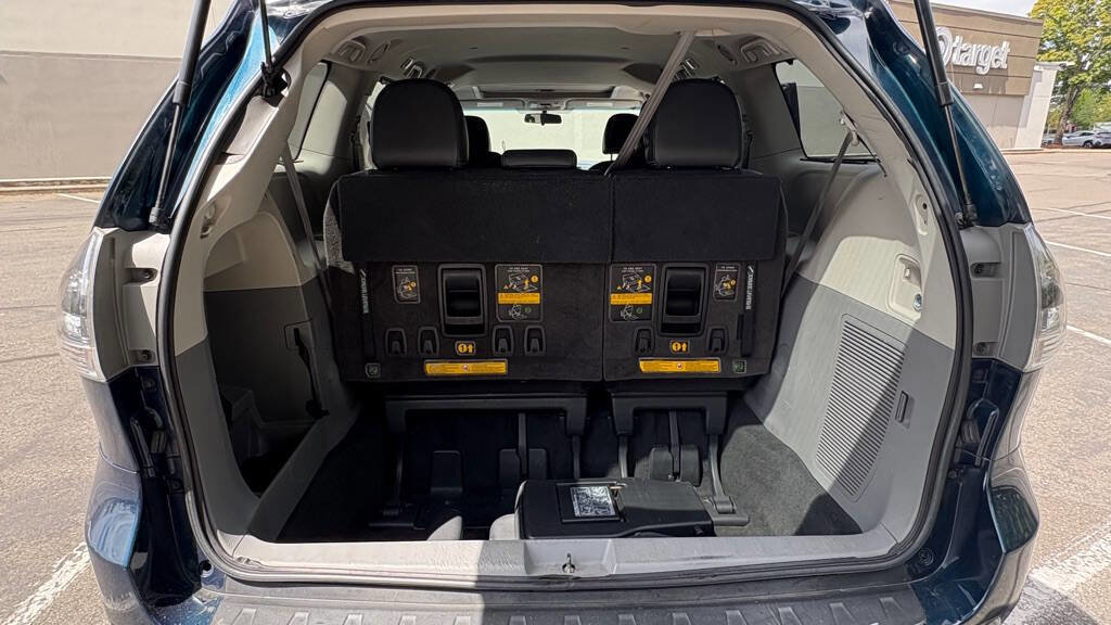 Used 2011 Toyota Sienna SE image 17