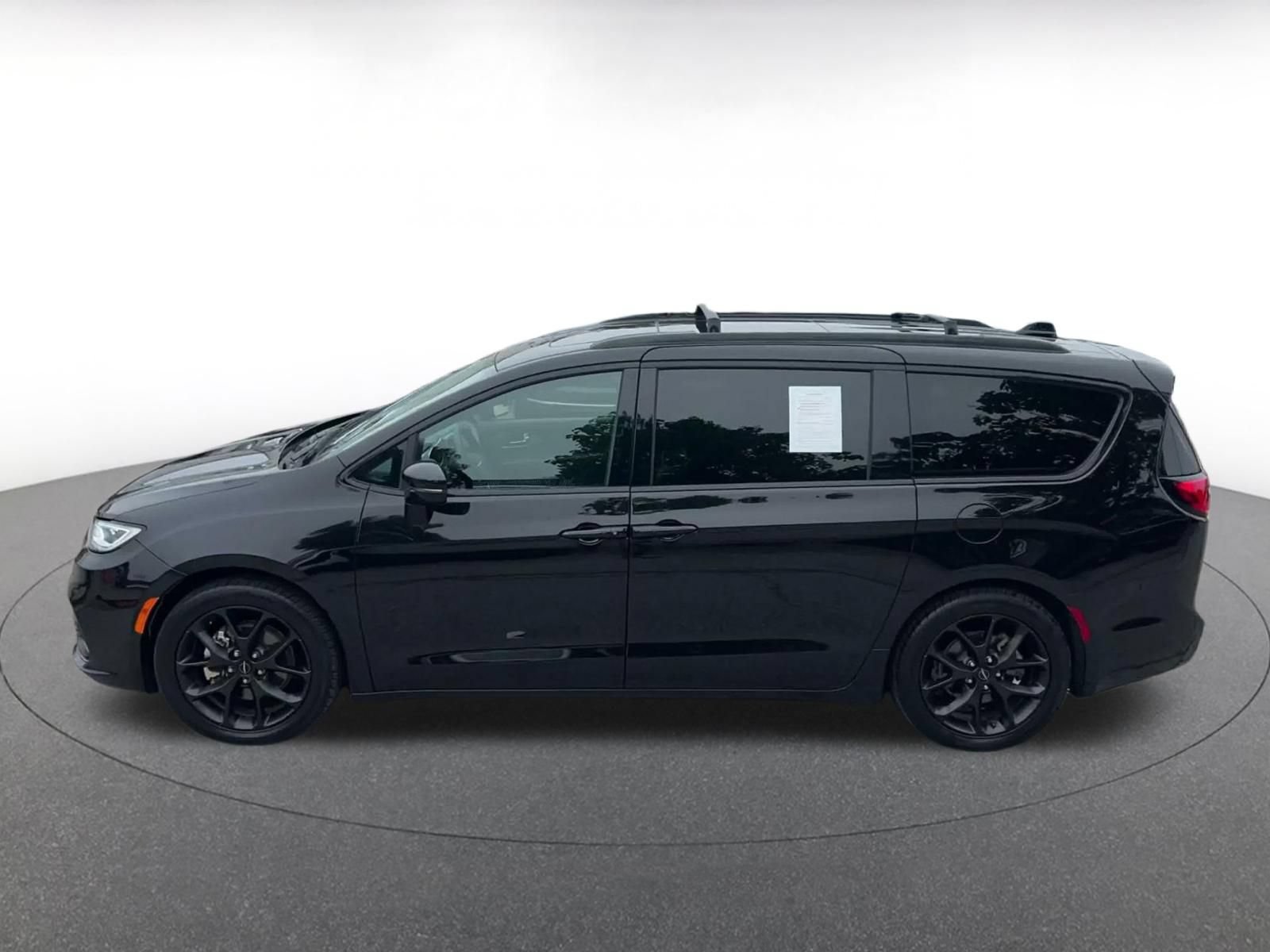 Used 2025 Chrysler Pacifica Limited FWD image 7