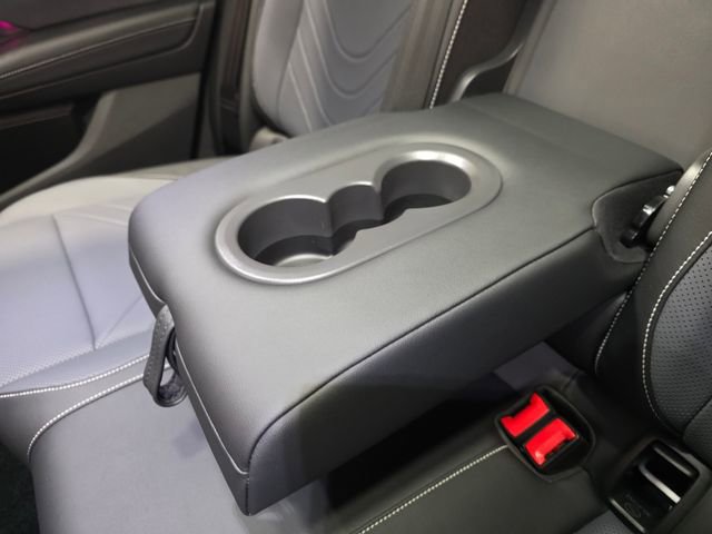 Certified 2025 Volkswagen Tiguan SE R-Line image 30