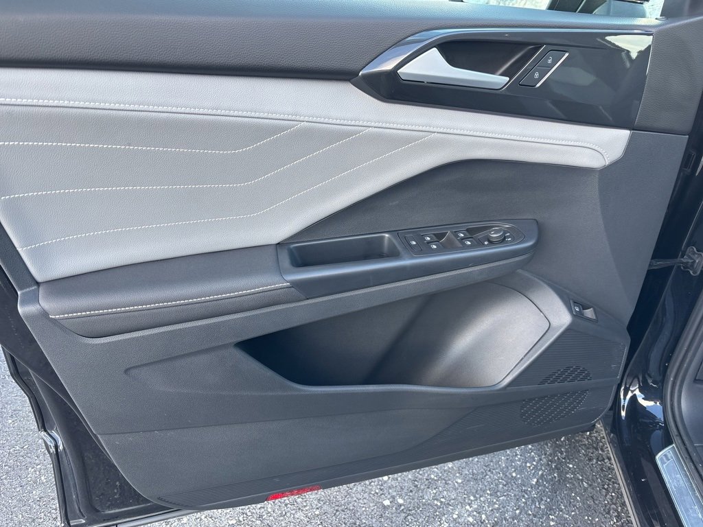 Used 2024 Volkswagen Taos SEL image 12