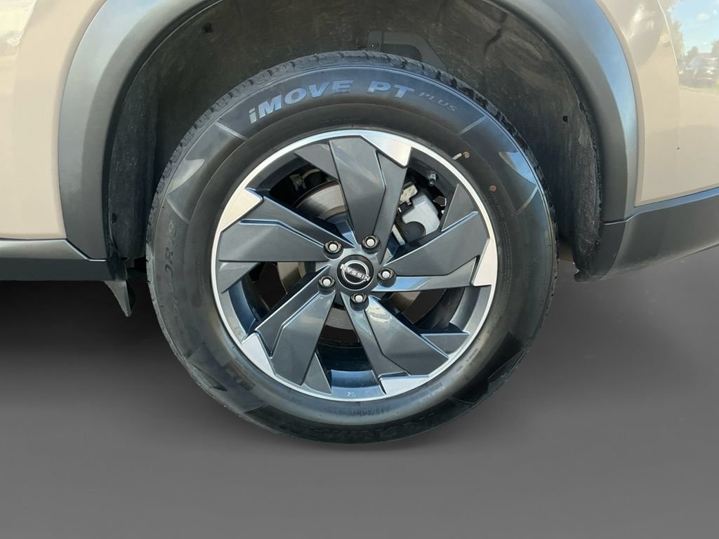 Used 2025 Nissan Rogue SV AWD/4WD image 14