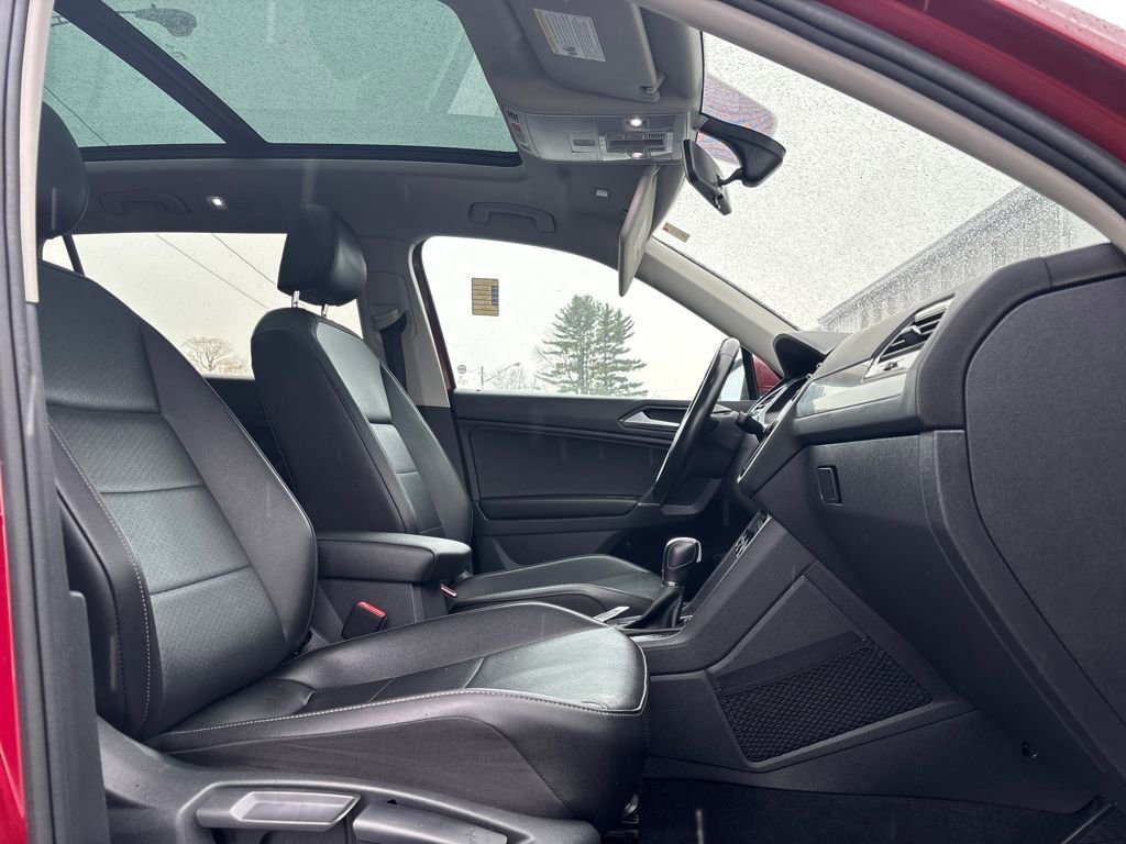 Used 2018 Volkswagen Tiguan SE w/ Panoramic Sunroof Package image 16