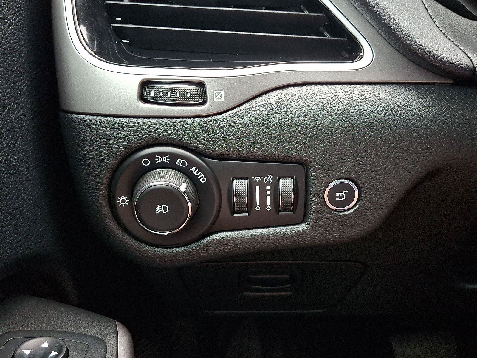 Used 2019 Jeep Cherokee Limited AWD/4WD image 23