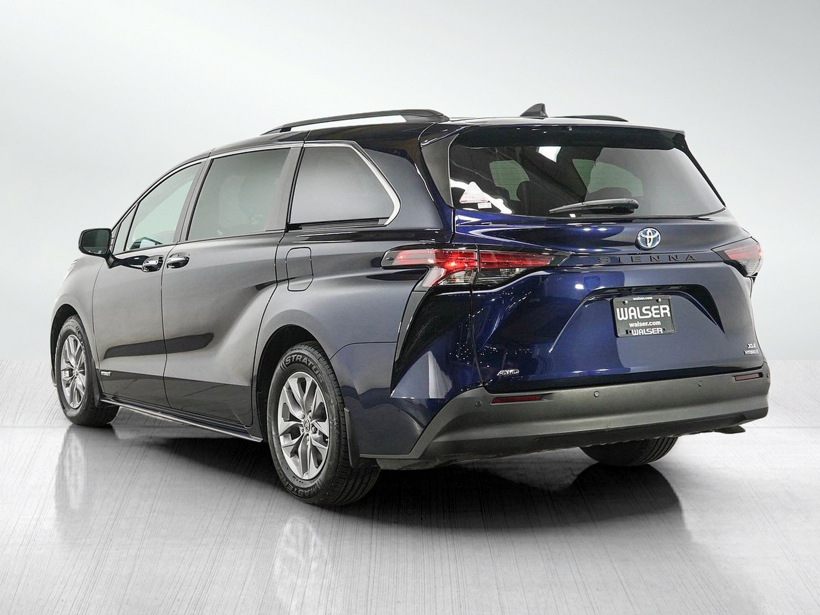 Used 2021 Toyota Sienna XLE w/ XLE Plus Package AWD/4WD image 4