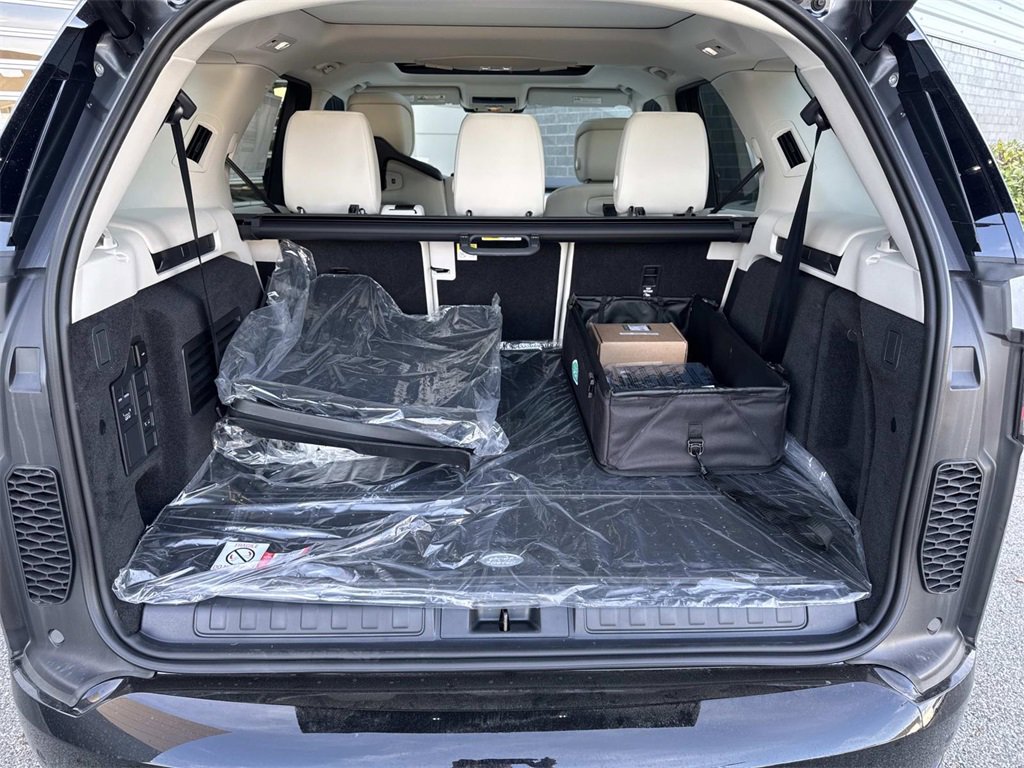 New 2026 Land Rover Discovery Limited Edition image 6