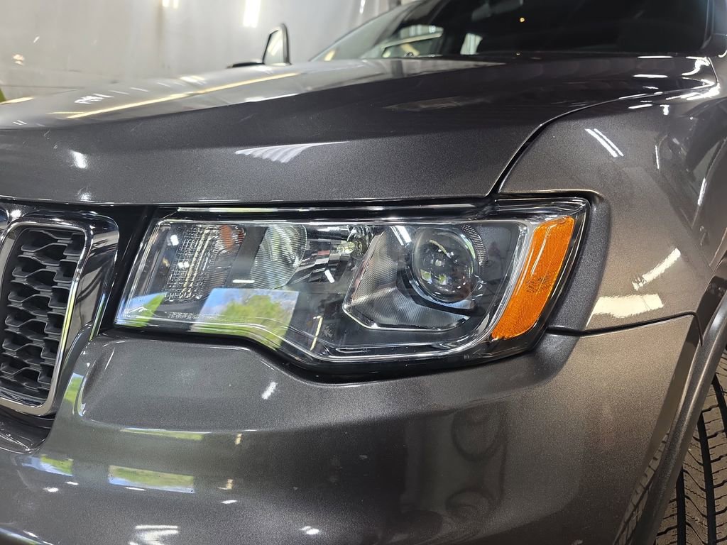 Used 2019 Jeep Grand Cherokee Laredo AWD/4WD image 28