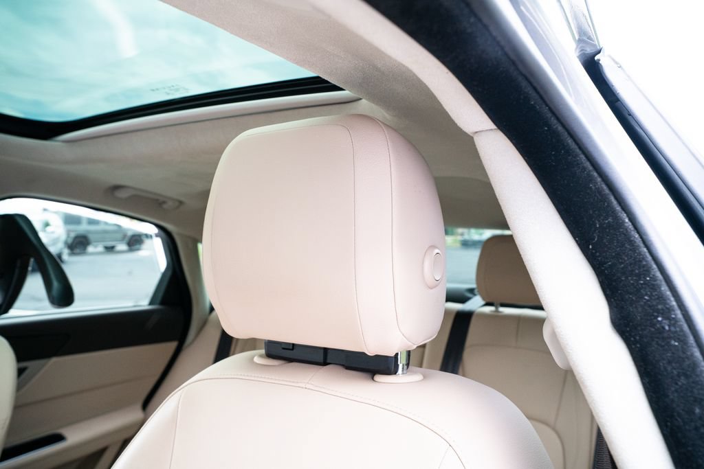Used 2020 Jaguar XF Premium RWD image 30