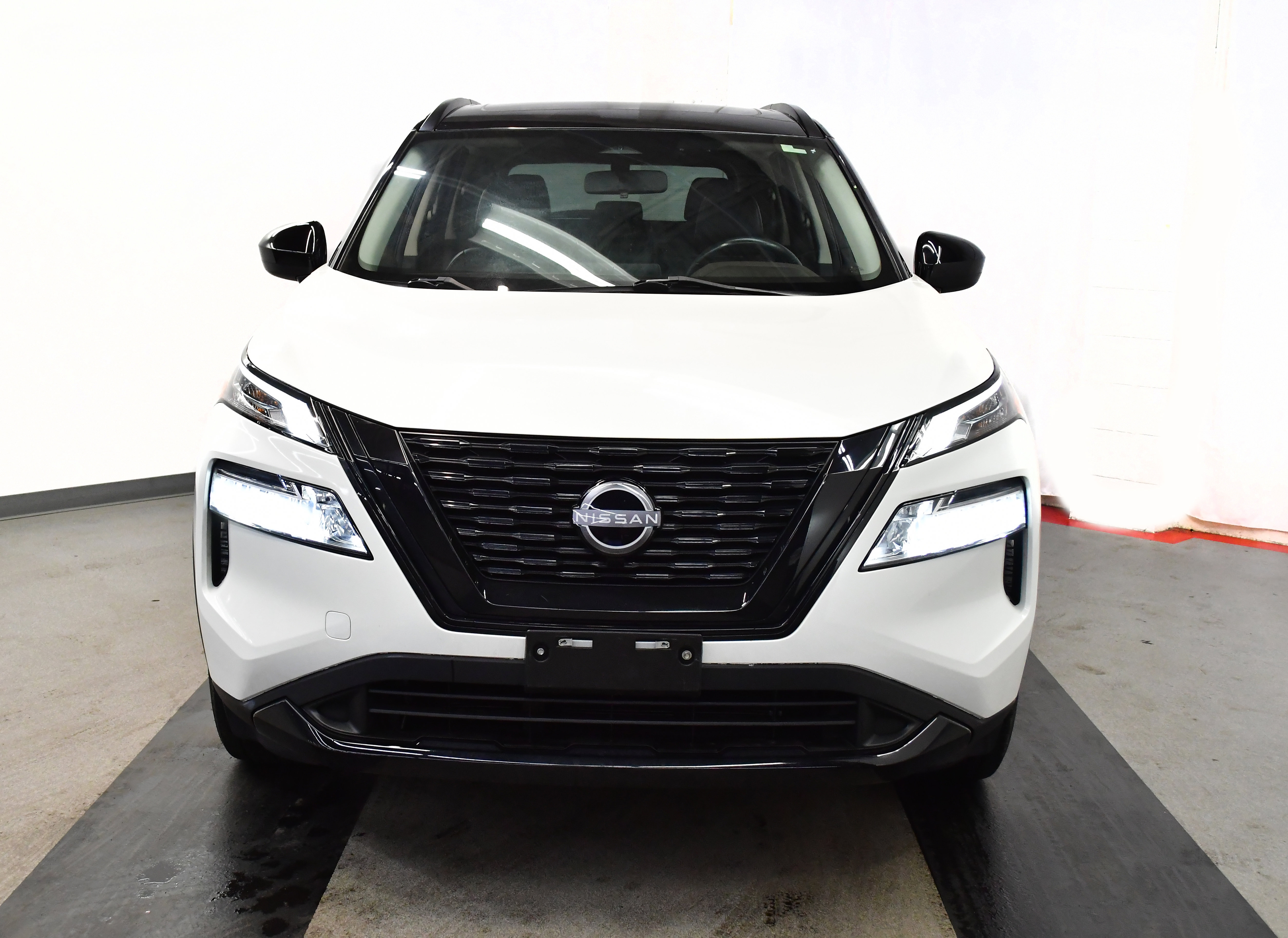 Used 2023 Nissan Rogue SV w/ SV Premium B Package image 5