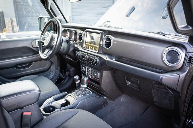 Used 2018 Jeep Wrangler Unlimited Sahara w/ Uconnect 4C Nav & Sound Group AWD/4WD image 29