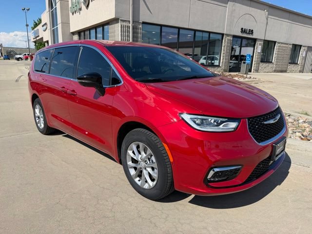 Used 2026 Chrysler Pacifica Select AWD/4WD image 1