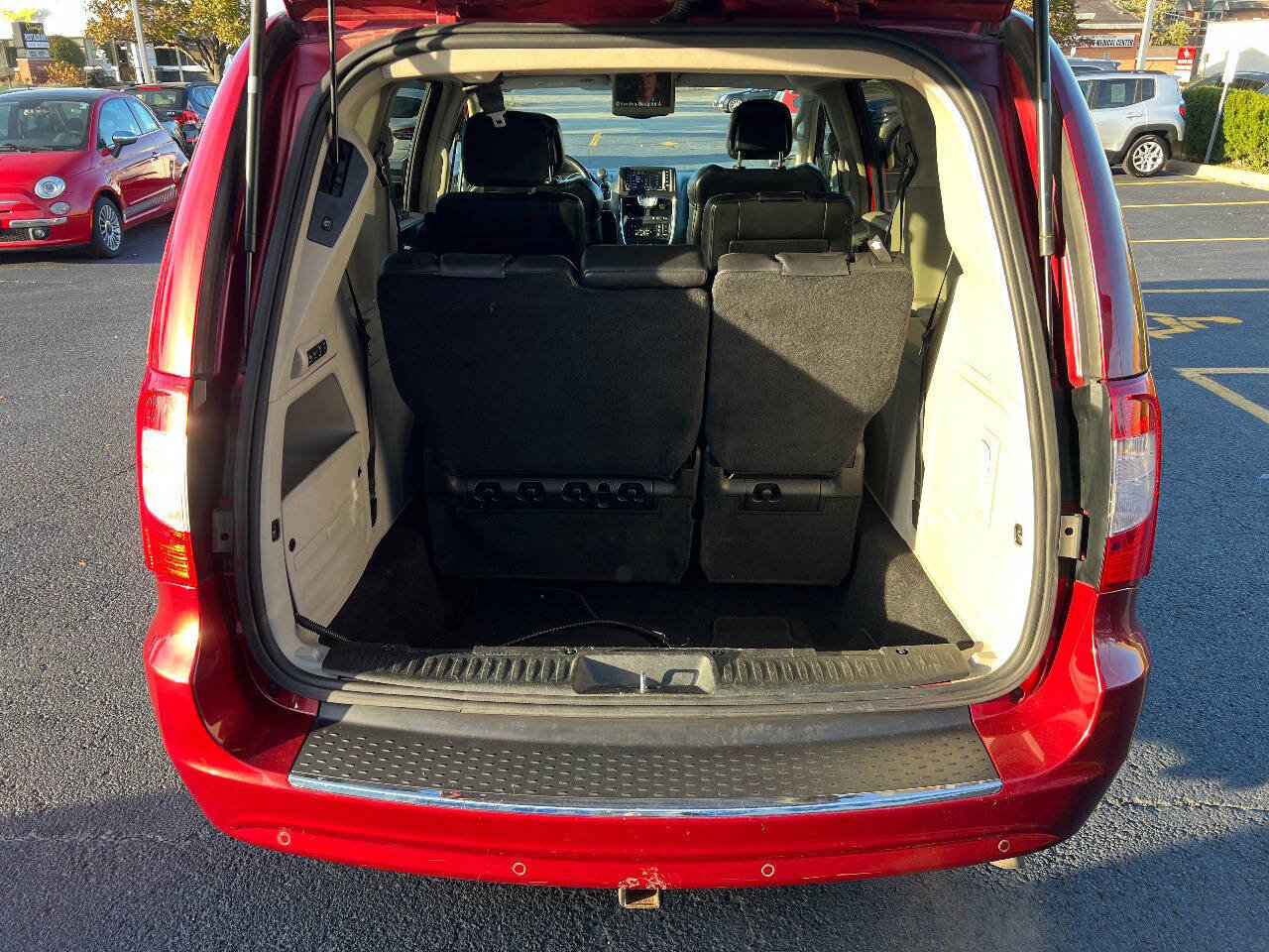 Used 2014 Chrysler Town & Country Touring-L image 15