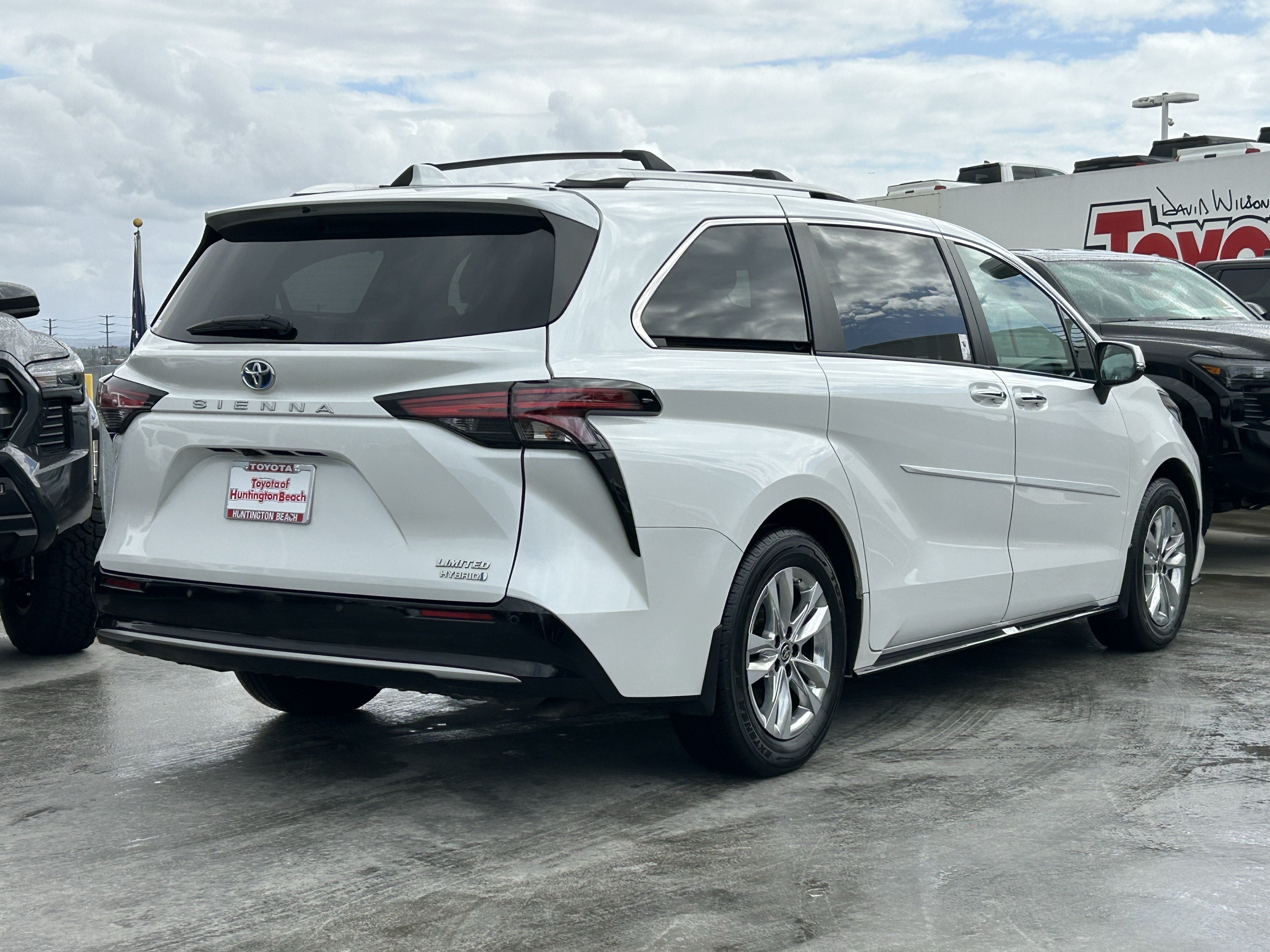 Certified 2024 Toyota Sienna Limited FWD image 3