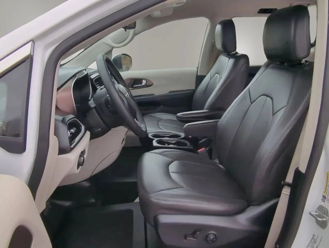 Used 2023 Chrysler Voyager LX FWD image 11