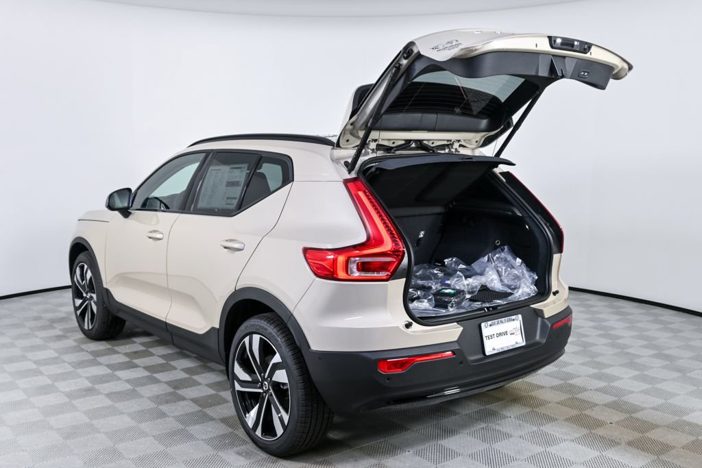 New 2026 Volvo XC40 B4 Plus w/ Protection Package Premier image 31