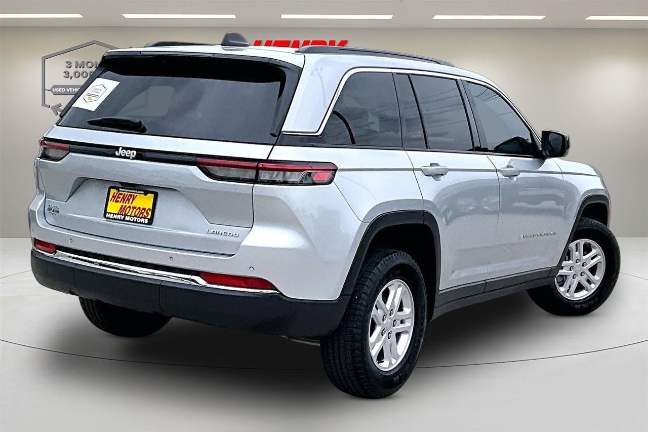 Used 2024 Jeep Grand Cherokee Laredo AWD/4WD image 6