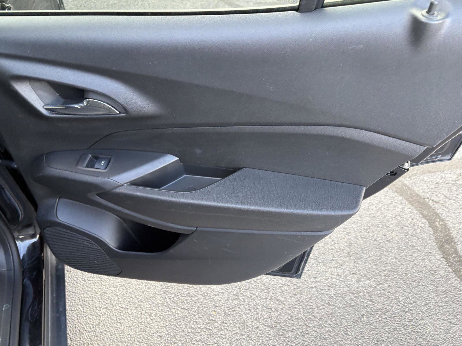 Used 2025 Chevrolet Trax RS FWD image 14