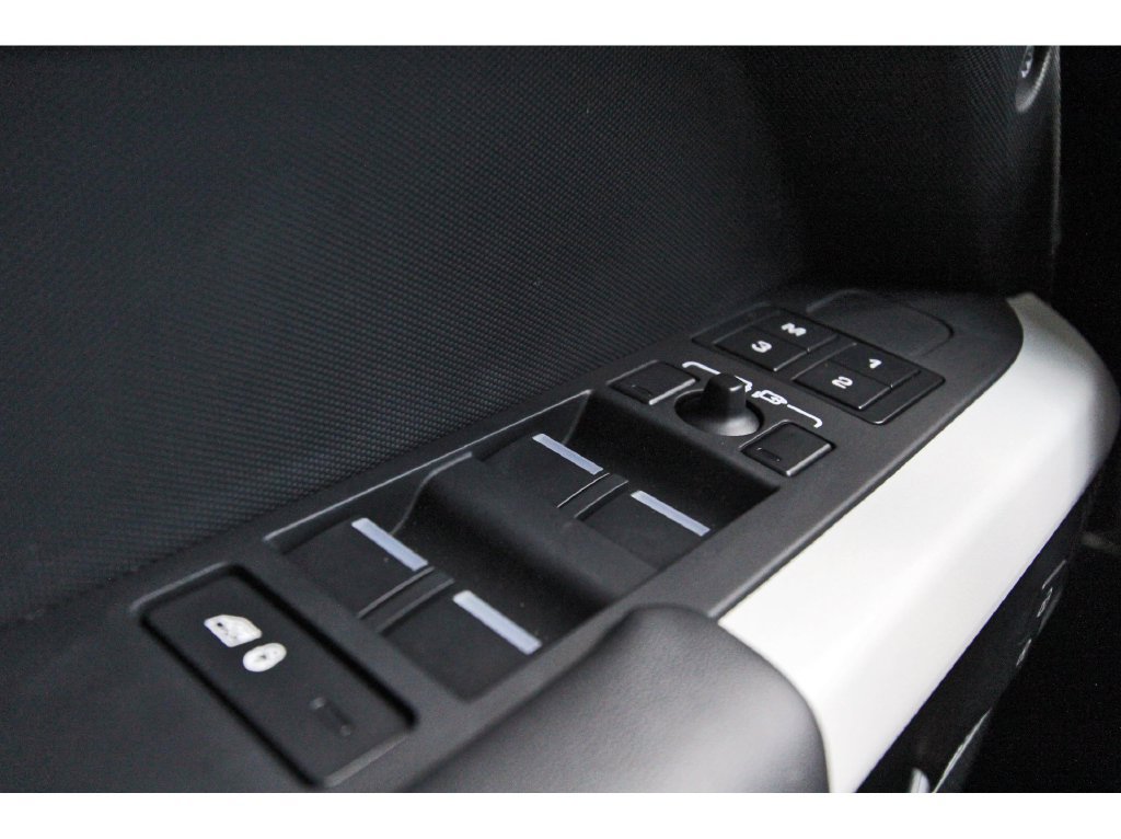 Used 2024 Land Rover Defender 110 SE AWD/4WD image 19