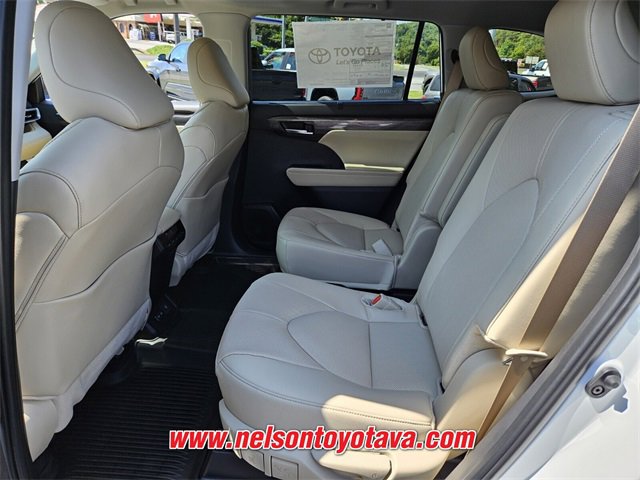 New 2025 Toyota Highlander Limited image 6