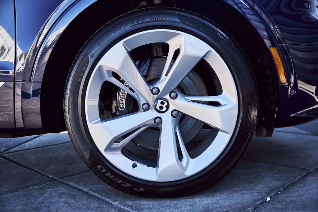 Used 2025 Bentley Bentayga Extended Wheelbase AWD/4WD image 20