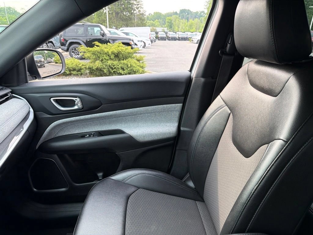 Used 2024 Jeep Compass Latitude AWD/4WD image 30