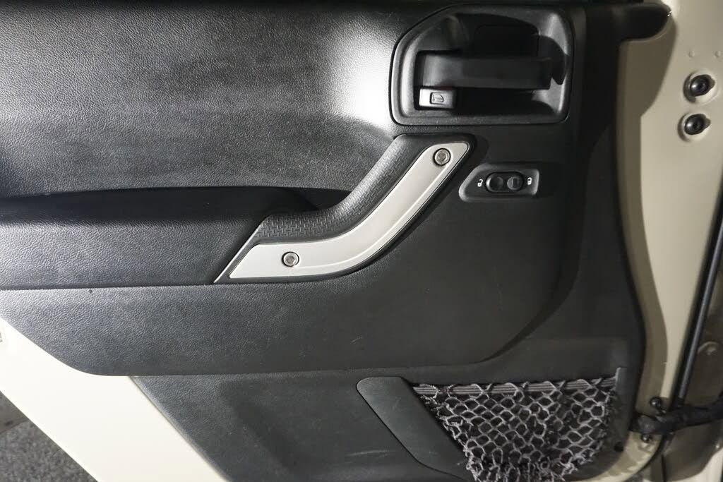 Used 2018 Jeep Wrangler Unlimited Rubicon w/ Connectivity Group image 12