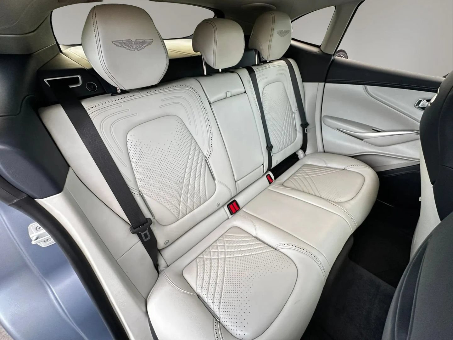 Used 2021 Aston Martin DBX AWD/4WD image 17