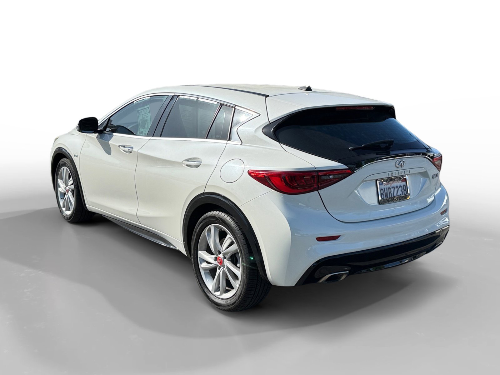 Used 2017 INFINITI QX30 image 3