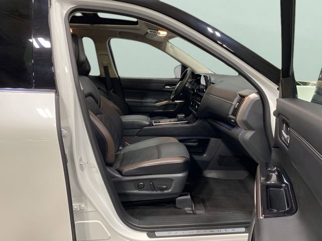 Used 2024 Nissan Pathfinder Platinum AWD/4WD image 33