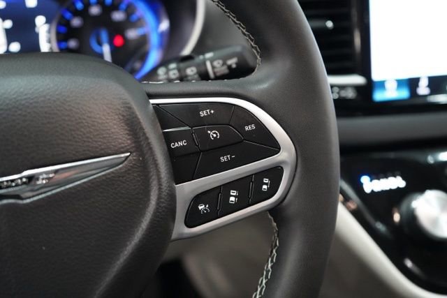 Used 2024 Chrysler Pacifica Touring-L image 23