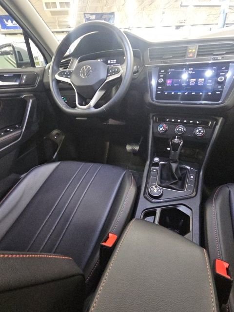 Used 2024 Volkswagen Tiguan Wolfsburg Edition image 28