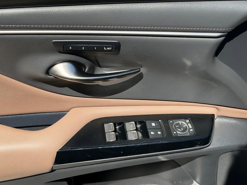 Used 2025 Lexus ES 300h w/ Premium Package image 29