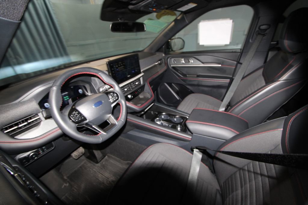 Used 2025 Ford Explorer ST-Line image 2