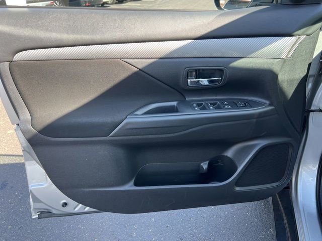 Used 2018 Mitsubishi Outlander AWD image 23