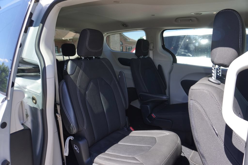 Used 2023 Chrysler Voyager LX FWD image 7