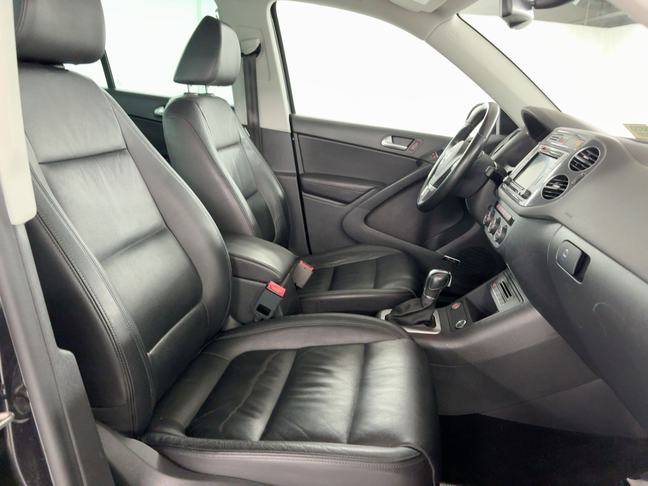 Used 2017 Volkswagen Tiguan SEL image 31