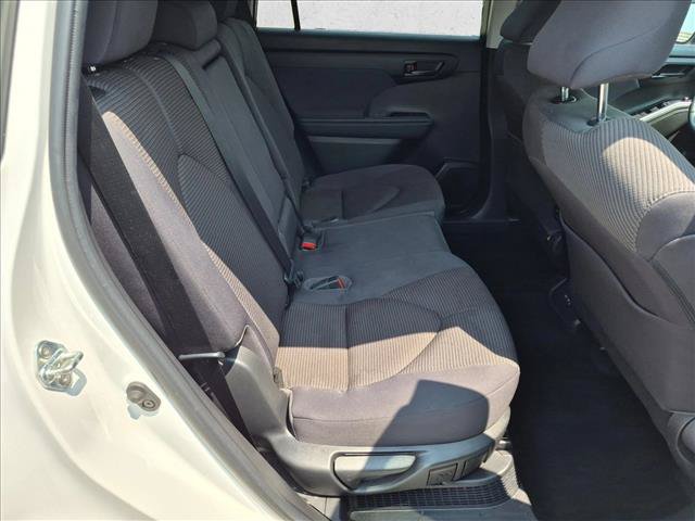 Used 2023 Toyota Highlander LE AWD/4WD image 23