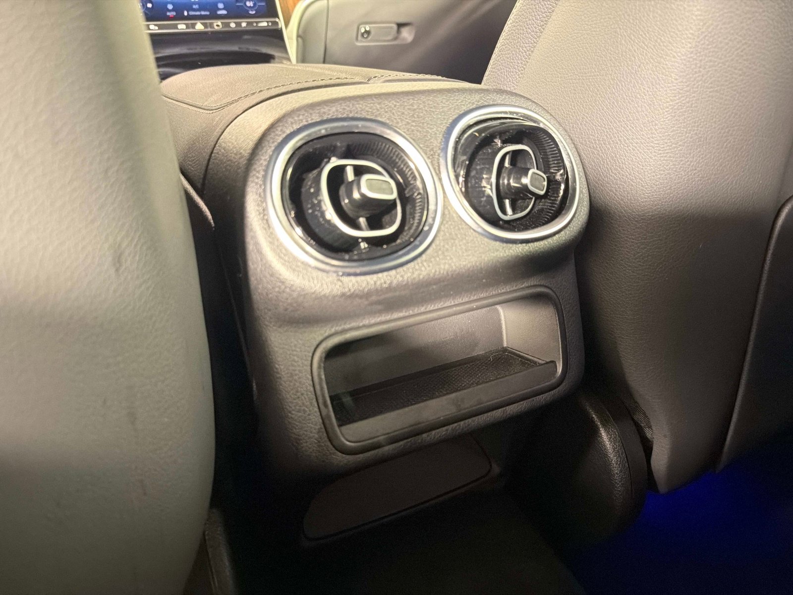 Used 2025 Mercedes-Benz GLC 300 4MATIC image 34