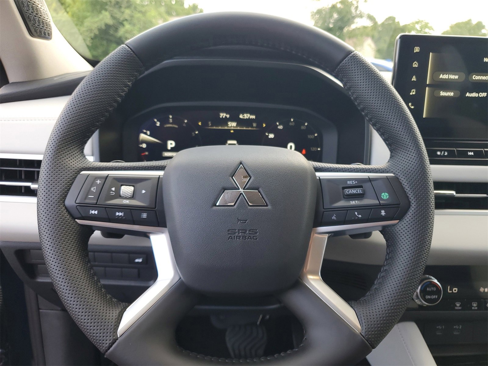 New 2025 Mitsubishi Outlander SE image 11