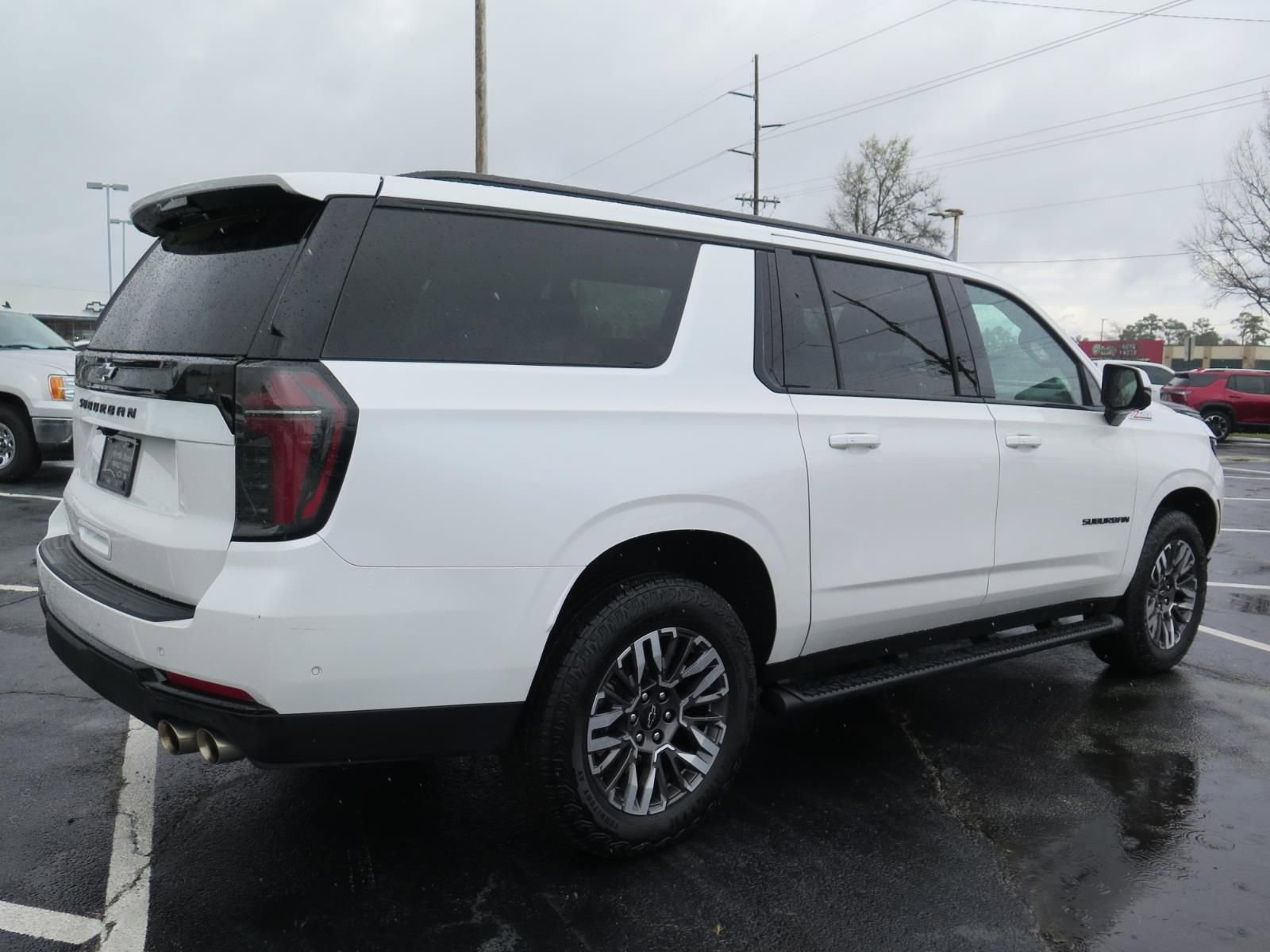 Used 2025 Chevrolet Suburban Z71 image 3