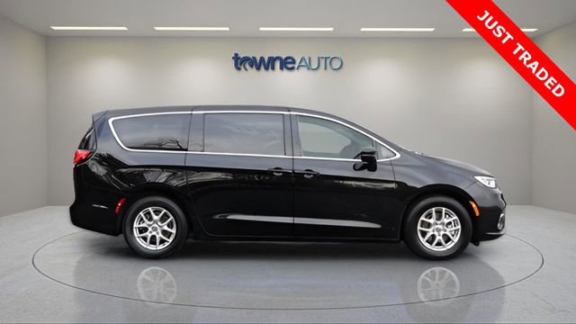 Used 2024 Chrysler Pacifica Touring-L image 8